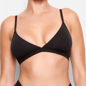Skims black fits everybody crossover bralette. Size XL